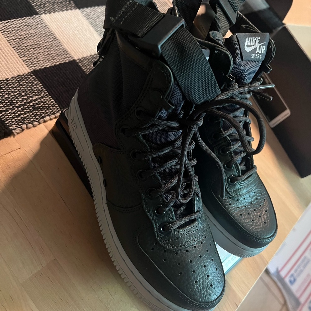 Nike outdoor green Woman’s AF 1 mid size 6.5